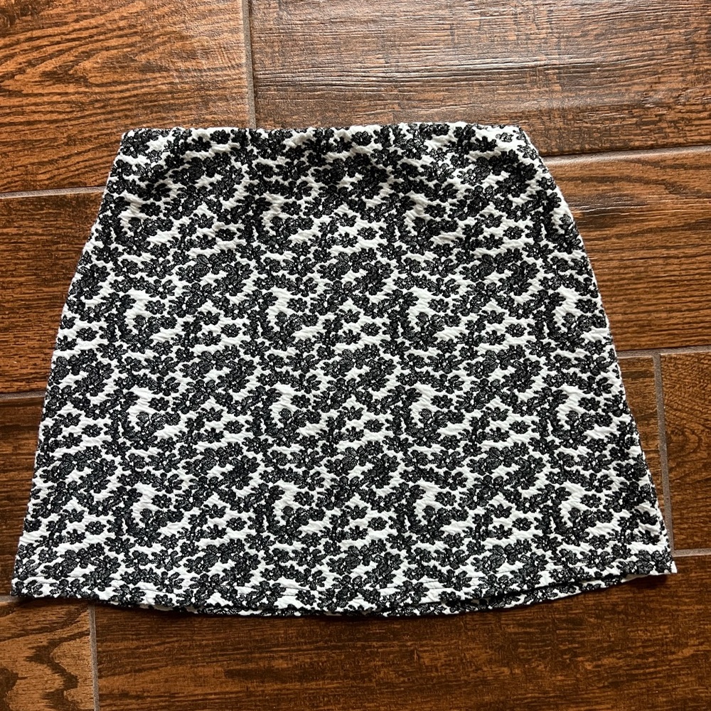 Cute Urban Outfitters Floral mini skirt Size: S